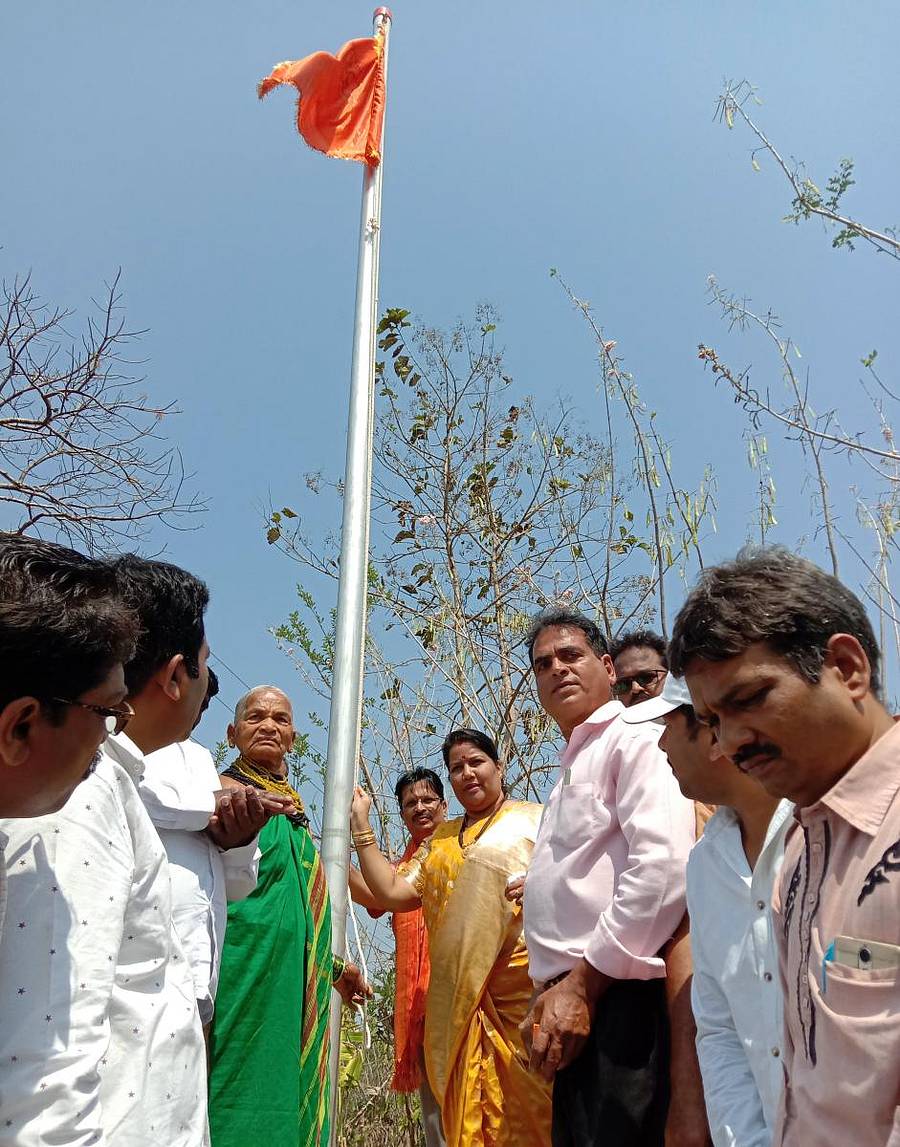 ಕಾರವಾರ ತಾಲ್ಲೂಕಿನ ಕಡವಾಡ ಗ್ರಾಮದ ನಂದವಾಳದಲ್ಲಿ ಬುಧವಾರ ಹಮ್ಮಿಕೊಂಡಿದ್ದ ‘ವಿಜಯ ದಿವಸ ಆಚರಣೆ’ ಕಾರ್ಯಕ್ರಮದಲ್ಲಿ ಶಾಸಕಿ ರೂಪಾಲಿ ನಾಯ್ಕ ಧ್ವಜಾರೋಹಣ ನೆರವೇರಿಸಿದರು.