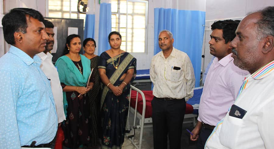 ಸರ್ಕಾರಿ ಆಸ್ಪತ್ರೆಗೆ ತಾ.ಪಂ ಅಧ್ಯಕ್ಷೆ ಗೀತಾಗಂಗರಂಗಯ್ಯ ಭೇಟಿ ನೀಡಿ ವೈದ್ಯರು , ಸಿಬ್ಬಂದಿಯೊಂದಿಗೆ ಚರ್ಚಿಸಿದರು