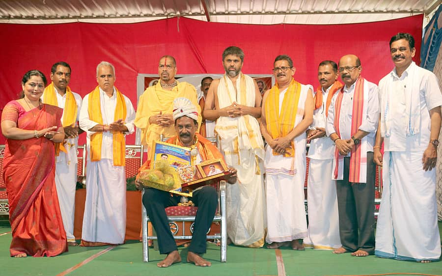 ಶ್ರೀ ಧಾಮ ಮಾಣಿಲ ಕ್ಷೇತ್ರದಲ್ಲಿ ನಡೆದ ಪ್ರತಿಷ್ಠಾ ವರ್ಧಂತ್ಯುತ್ಸವದ ಅಂಗವಾಗಿ ನಡೆದ ಧರ್ಮ ಸಭೆಯಲ್ಲಿ ಜಿಲ್ಲಾ ರಾಜ್ಯೋತ್ಸವ ಪ್ರಶಸ್ತಿ ಪುರಸ್ಕೃತ ಲಕುಮಿ ತಂಡದ ಕಲಾವಿದ ಹೆಚ್ಕೆ ನಯನಾಡು ಅವರನ್ನು ಸನ್ಮಾನಿಸಲಾಯಿತು.