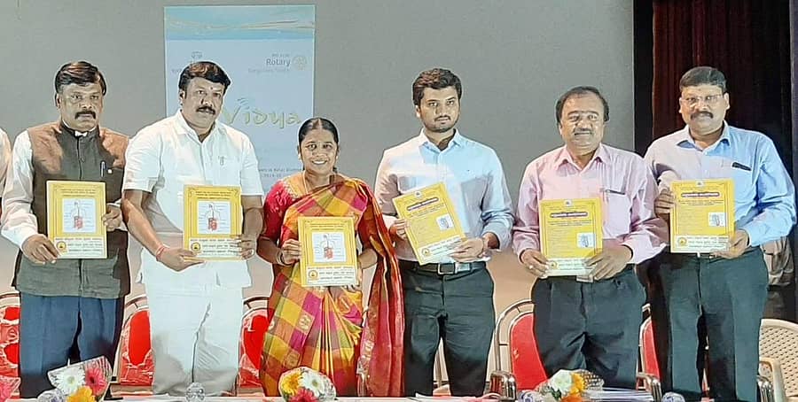 ಶಿಕ್ಷಣ ಇಲಾಖೆಯು ಹೊರ ತಂದಿರುವ ‘ಚಿತ್ರಮಿತ್ರ’ ಚಿತ್ರ ಬಿಡಿಸು ಅಂಕ ಗಳಿಸು ಕಿರುಹೊತ್ತಿಗೆಯನ್ನು ಪ್ರಭಾರ ಜಿಲ್ಲಾಧಿಕಾರಿ ಎಚ್.ವಿ.ದರ್ಶನ್ ಕೋಲಾರದಲ್ಲಿ ಬುಧವಾರ ಬಿಡುಗಡೆ ಮಾಡಿದರು.