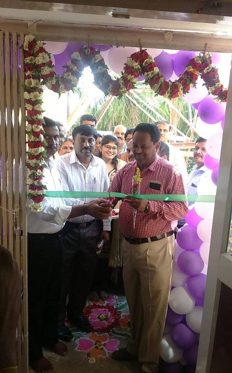 ಕೋಲಾರದ ಹೊಸ ಬಡಾವಣೆಯಲ್ಲಿನ ಕರ್ನಾಟಕ ಗ್ರಾಮೀಣ ಬ್ಯಾಂಕ್ನ ನೂತನ ವಲಯ ಕಚೇರಿಯನ್ನು ಬಿಎಸ್ಎನ್ಎಲ್ ಸಹಾಯಕ ಪ್ರಧಾನ ವ್ಯವಸ್ಥಾಪಕ ಶ್ರೀನಿವಾಸಮೂರ್ತಿ ಬುಧವಾರ ಉದ್ಘಾಟಿಸಿದರು.