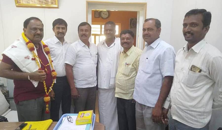 ಹುತ್ತೂರು ರೇಷ್ಮೆ ಬೆಳೆಗಾರರ ಮತ್ತು ರೈತರ ಸೇವಾ ಸಹಕಾರ ಸಂಘದ ವತಿಯಿಂದ ಕೋಲಾರದಲ್ಲಿ ಬುಧವಾರ ಡಿಸಿಸಿ ಬ್ಯಾಂಕ್‌ ಅಧ್ಯಕ್ಷ ಎಂ.ಗೋವಿಂದಗೌಡ ಅವರನ್ನು ಸನ್ಮಾನಿಸಲಾಯಿತು.