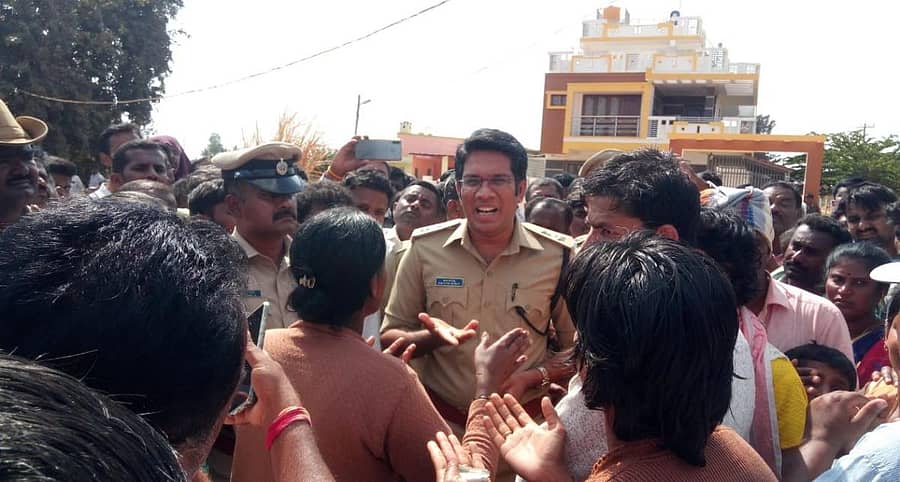 ಕೋಲಾರ ತಾಲ್ಲೂಕಿನ ಬೀಚಗೊಂಡಹಳ್ಳಿಯಲ್ಲಿ ನಡೆದ ಕೊಲೆ ಪ್ರಕರಣದ ಆರೋಪಿಗಳ ಬಂಧನಕ್ಕೆ ಒತ್ತಾಯಿಸಿ ಬುಧವಾರ ರಸ್ತೆಯಲ್ಲಿ ಶವವಿಟ್ಟು ಪ್ರತಿಭಟನೆ ಮಾಡಿದ ಮೃತರ ಸಂಬಂಧಿಕರೊಂದಿಗೆ ಜಿಲ್ಲಾ ಪೊಲೀಸ್ ವರಿಷ್ಠಾಧಿಕಾರಿ ಕಾರ್ತಿಕ್ರೆಡ್ಡಿ ಮಾತುಕತೆ ನಡೆಸಿದರು.
