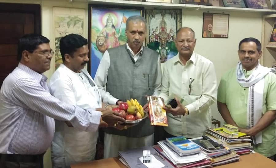 ಶಿರಸಿ ಮಾರಿಕಾಂಬಾ ದೇವಾಲಯದ ಧರ್ಮದರ್ಶಿ ಮಂಡಳಿ ಸದಸ್ಯರು ಸ್ಪೀಕರ್ ವಿಶ್ವೇಶ್ವರ ಹೆಗಡೆ ಕಾಗೇರಿ ಅವರಿಗೆ ವೀಳ್ಯ ನೀಡಿ ಮಾರಿಜಾತ್ರೆಗೆ ಆಹ್ವಾನಿಸಿದರು. ವಾಯವ್ಯ ಕರ್ನಾಟಕ ರಸ್ತೆ ಸಾರಿಗೆ ಸಂಸ್ಥೆ ಅಧ್ಯಕ್ಷ ವಿ.ಎಸ್.ಪಾಟೀಲ ಇದ್ದಾರೆ