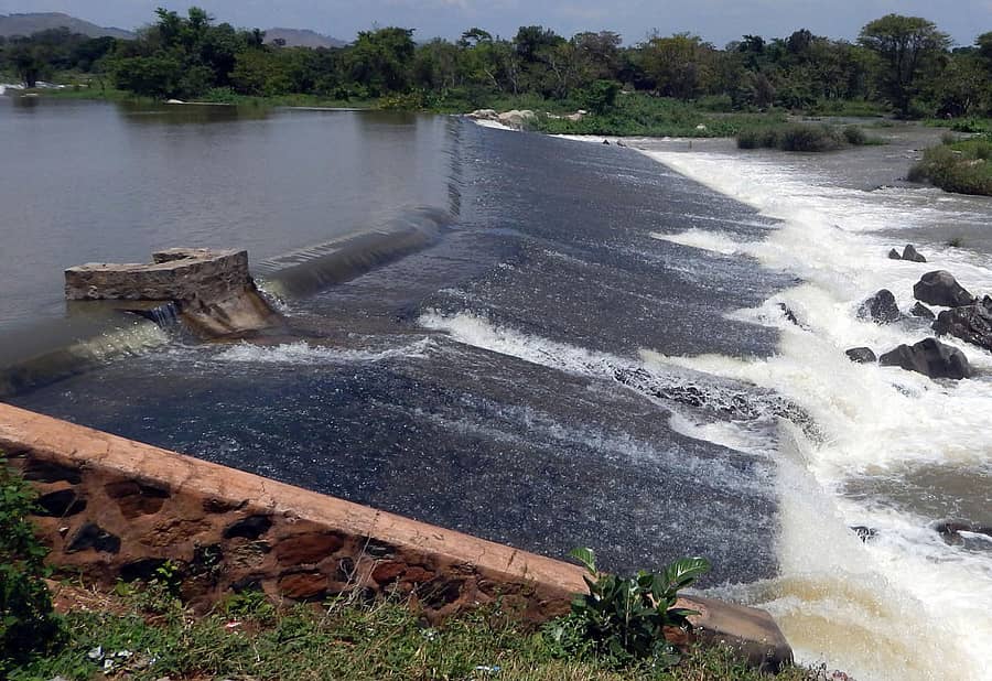 ಕೆಆರ್ಎಸ್ ಜಲಾಶಯದಿಂದ ಕಾವೇರಿ ನದಿಗೆ 2500 ಕ್ಯುಸೆಕ್ಗೂ ಹೆಚ್ಚು ನೀರು ಹರಿಯ ಬಿಟ್ಟಿದ್ದು, ಮಹದೇವಪುರ ಬಳಿಯ ರಾಜಪರಮೇಶ್ವರಿ ಅಣೆಕಟ್ಟೆ ಮೇಲೆ ಬುಧವಾರ ನೀರು ಹರಿಯುತ್ತಿದ್ದ ದೃಶ್ಯ