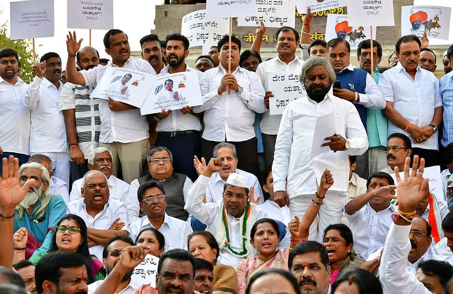 ವಿಧಾನಸೌಧ ಆವರಣದಲ್ಲಿರುವ ಗಾಂಧಿ ಪ್ರತಿಮೆ ಎದುರು ಕಾಂಗ್ರೆಸ್ ಮುಖಂಡರು ಪ್ರತಿಭಟನೆ ನಡೆಸಿದರು. ಸಿಪಿಎಂ ಮುಖಂಡ ಜಿ.ಎನ್.ನಾಗರಾಜ್, ಕಾಂಗ್ರೆಸ್ ಮುಖಂಡರಾದ ರಮೇಶ್ ಕುಮಾರ್, ವಿ.ಎಸ್.ಉಗ್ರಪ್ಪ, ಸಿದ್ದರಾಮಯ್ಯ, ಈಶ್ವರ ಖಂಡ್ರೆ ಇತರರು ಇದ್ದರು –ಪ್ರಜಾವಾಣಿ ಚಿತ್ರ