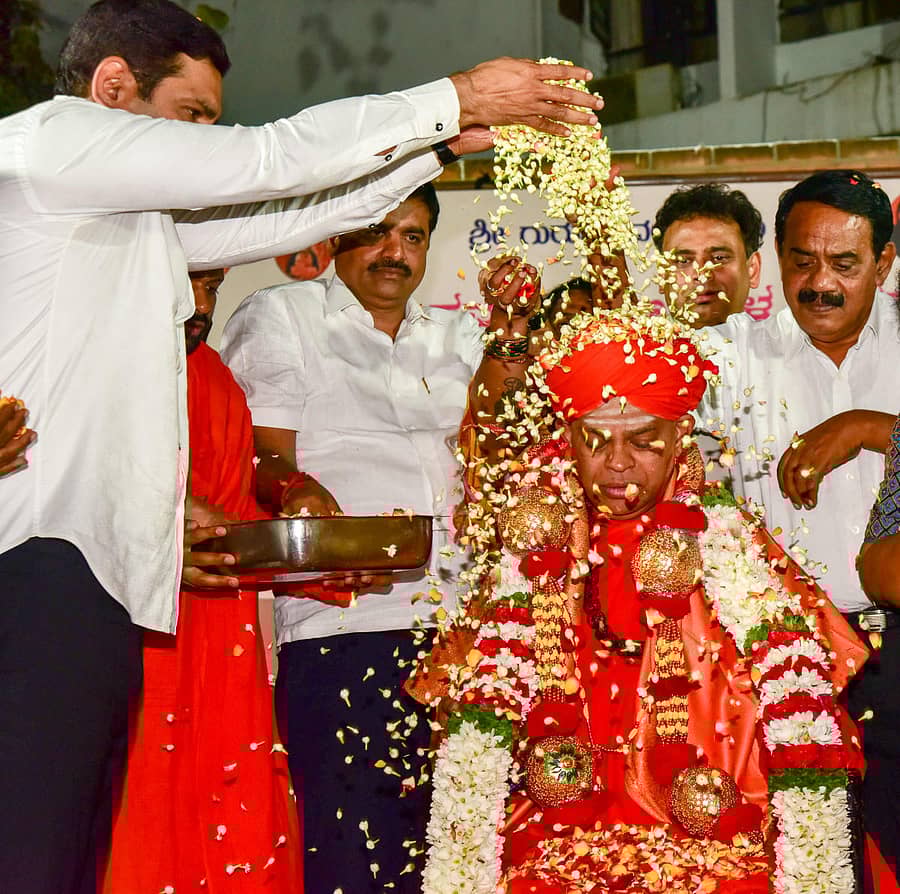 ಶಿವಮೂರ್ತಿ ಮುರುಘಾ ಶರಣರಿಗೆ ಬಿ.ವೈ. ವಿಜಯೇಂದ್ರ ಯಡಿಯೂರಪ್ಪ ಅವರು ಪುಷ್ಪಾರ್ಚನೆ ಮಾಡಿದರು –ಪ್ರಜಾವಾಣಿ ಚಿತ್ರ