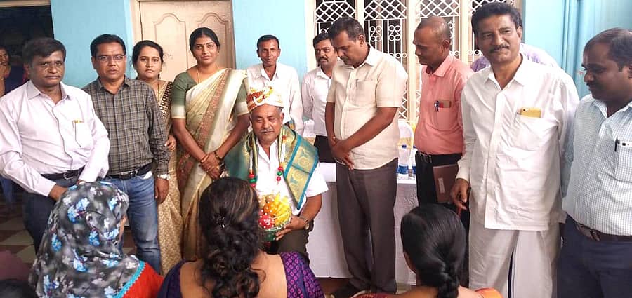 ವಿಜಯಪುರದ ರೂಬಿ ಆಂಗ್ಲಶಾಲೆಯಲ್ಲಿ ಆಯೋಜಿಸಿದ್ದ ಮುಖ್ಯಶಿಕ್ಷಕರ ಸಭೆಯಲ್ಲಿ ಜಿಲ್ಲಾ ಪಂಚಾಯಿತಿ ಶಿಕ್ಷಣ ಮತ್ತು ಆರೋಗ್ಯ ಸ್ಥಾಯಿ ಸಮಿತಿ ಅಧ್ಯಕ್ಷ ಜಿ.ಲಕ್ಷ್ಮೀನಾರಾಯಣಪ್ಪ ಅವರನ್ನು ಅಭಿನಂದಿಸಲಾಯಿತು