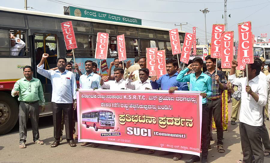 ರಾಜ್ಯ ಸರ್ಕಾರ ಬಸ್ ಪ್ರಯಾಣ ದರವನ್ನು ಶೇ 12ರಷ್ಟು ಏರಿಕೆ ಮಾಡಿದ್ದನ್ನು ಖಂಡಿಸಿ ಸೋಷಲಿಸ್ಟ್ ಯೂನಿಟಿ ಸೆಂಟರ್ ಆಫ್ ಇಂಡಿಯಾ (ಕಮ್ಯುನಿಸ್ಟ್) ಪಕ್ಷದ ಕಾರ್ಯಕರ್ತರು ಕೇಂದ್ರ ಬಸ್ ನಿಲ್ದಾಣದ ಬಳಿ ಪ್ರತಿಭಟನೆ ನಡೆಸಿದರು