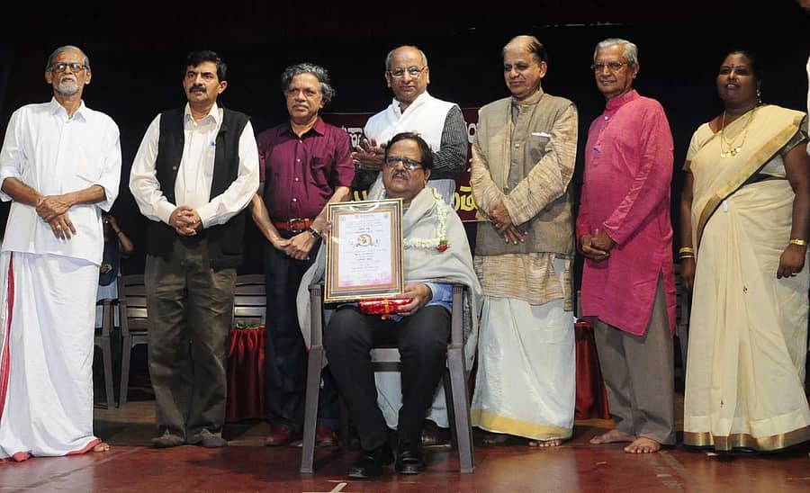 ಎಂಜಿಎಂ ಕಾಲೇಜಿನಲ್ಲಿ ಗುರುವಾರ ನಡೆದ ಮುದ್ದಣ್ಣ ಸಾಹಿತ್ಯೋತ್ಸವ ಕಾರ್ಯಕ್ರಮದಲ್ಲಿ ವಿಮರ್ಶಕ ರಾಜೇಂದ್ರ ಚೆನ್ನಿ ಅವರಿಗೆ ವಿ.ಎಂ. ಇನಾಂದಾರ್ ಪ್ರಶಸ್ತಿ ನೀಡಿ ಗೌರವಿಸಲಾಯಿತು.