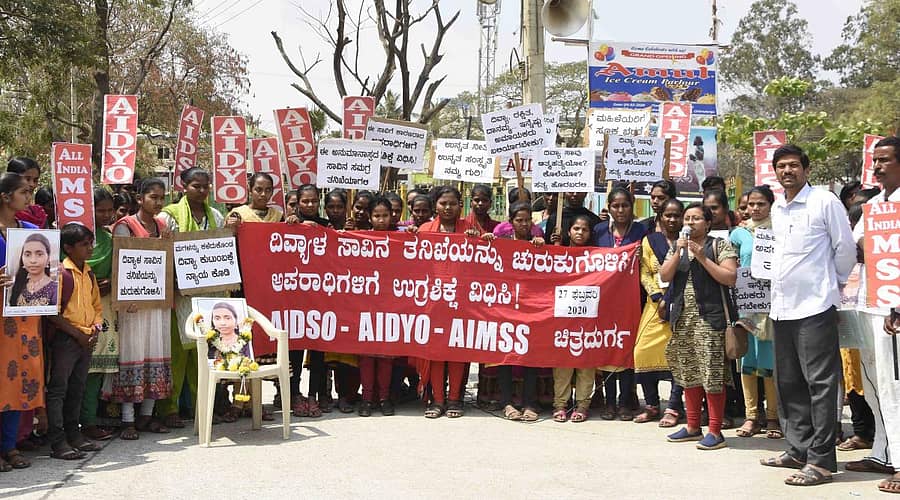 ದಿವ್ಯಾ ಪ್ರಕರಣದ ಸಮಗ್ರ ತನಿಖೆ ಹಾಗೂ ತಪ್ಪಿತಸ್ಥರಿಗೆ ಶಿಕ್ಷೆಯಾಗಲು ಕ್ರಮ ಕೈಗೊಳ್ಳಬೇಕು ಎಂದು ಆಗ್ರಹಿಸಿ ಚಿತ್ರದುರ್ಗದಲ್ಲಿ ಗುರುವಾರ ನಡೆದ ಪ್ರತಿಭಟನೆಯಲ್ಲಿ ಎಐಎಂಎಸ್‌ಎಸ್ ಜಿಲ್ಲಾ ಸಹ ಸಂಚಾಲಕಿ ಕುಮುದಾ ಮಾತನಾಡಿದರು