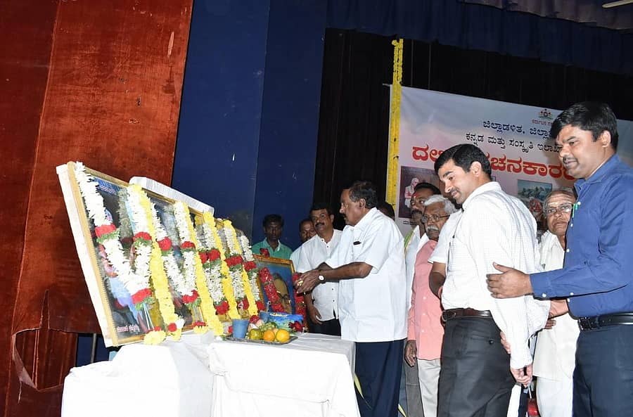 ಕೋಲಾರಲ್ಲಿ ಗುರುವಾರ ನಡೆದ ದಲಿತ ವಚನಕಾರರ ಜಯಂತಿಯಲ್ಲಿ ಶಾಸಕ ಕೆ.ಶ್ರೀನಿವಾಸಗೌಡ ವಚನಕಾರರ ಭಾವಚಿತ್ರಕ್ಕೆ ಪುಷ್ಪನಮನ ಸಲ್ಲಿಸಿದರು.