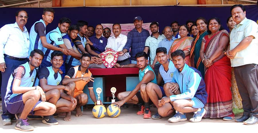ಹುಬ್ಬಳ್ಳಿಯಲ್ಲಿ ಬುಧವಾರ ನಡೆದ ಕರ್ನಾಟಕ ವಿಶ್ವವಿದ್ಯಾಲಯದ ಎರಡನೇ ಅಂತರ ವಲಯದ ಪುರುಷರ ವಾಲಿಬಾಲ್ ಟೂರ್ನಿಯಲ್ಲಿ ಪ್ರಶಸ್ತಿ ಜಯಿಸಿದ ನೂಲ್ವಿಯ ಸಿಬಿಎಸ್ ಕಾಲೇಜು ತಂಡದವರಿಗೆ ಅತಿಥಿಗಳು ಪಾರಿತೋಷಕ ವಿತರಿಸಿದರು
