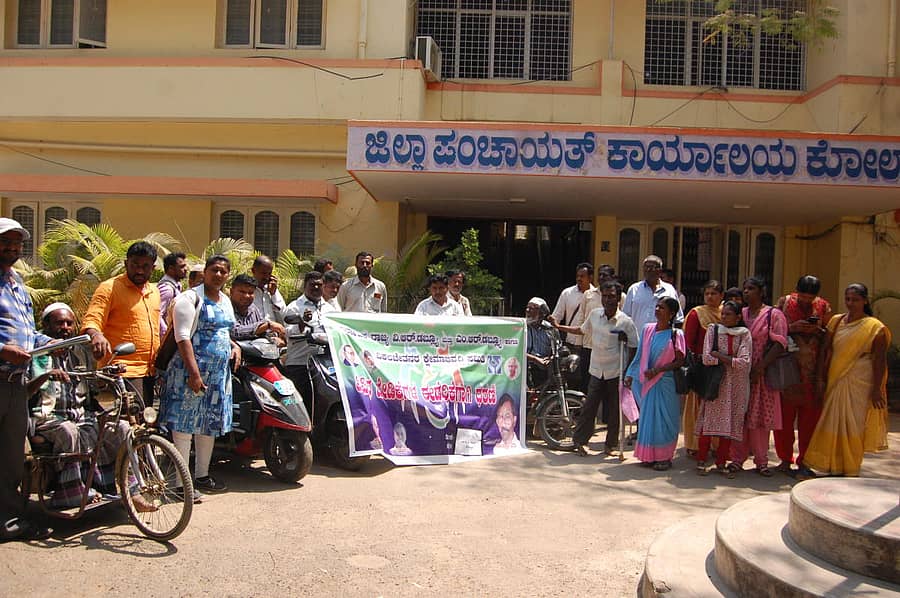 ವೇತನ ಹೆಚ್ಚಳ ಸೇರಿದಂತೆ ವಿವಿಧ ಬೇಡಿಕೆಗಳ ಈಡೇರಿಕೆಗೆ ಒತ್ತಾಯಿಸಿ ವಿಆರ್ಡಬ್ಲ್ಯೂ ಮತ್ತು ಎಂಆರ್ಡಬ್ಲ್ಯೂ ಅಂಗವಿಕಲರ ಕ್ಷೇಮಾಭಿವೃದ್ಧಿ ಸಮಿತಿ ಸದಸ್ಯರು ಇಲ್ಲಿನ ಜಿಲ್ಲಾ ಪಂಚಾಯಿತಿ ಕಚೇರಿ ಎದುರು ಗುರುವಾರ ಧರಣಿ ನಡೆಸಿದರು.