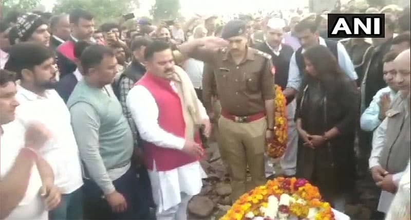 ಐಬಿ ಅಧಿಕಾರಿ ಅಂಕಿತ್ ಶರ್ಮಾ ಅವರ ಪಾರ್ಥೀವ ಶರೀರಕ್ಕೆ ಸರ್ಕಾರಿ ಗೌರವ ಸಲ್ಲಿಸಿದ ಅಧಿಕಾರಿಗಳು