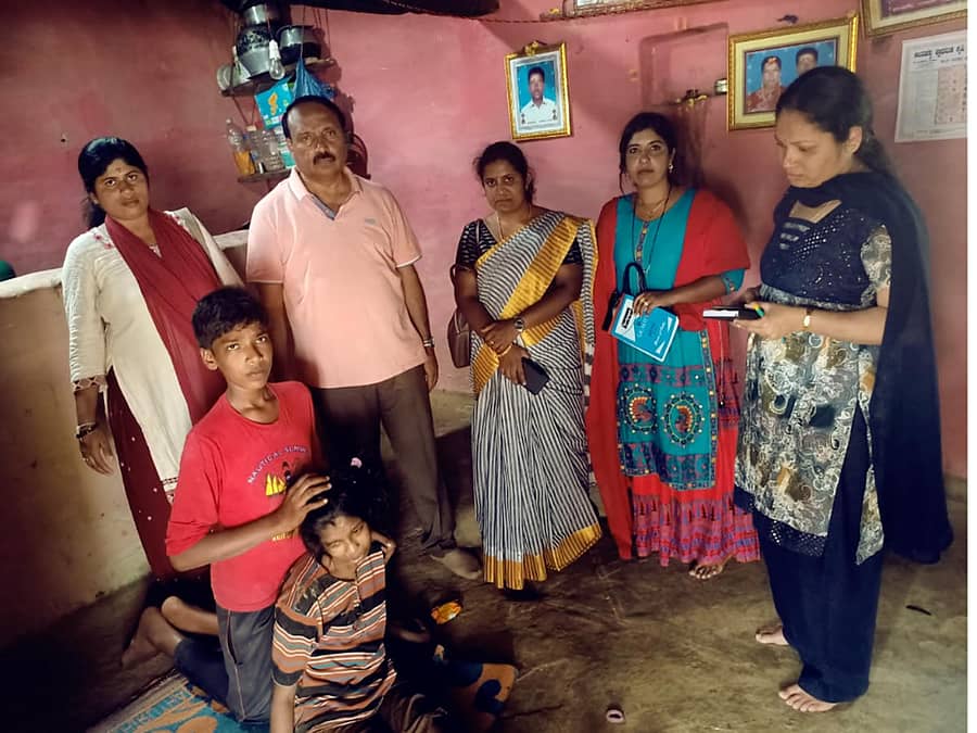 ಅನುಷಾ ಹಾಗೂ ಆಕಾಶ್ ನಿವಾಸಕ್ಕೆ ಜಿಲ್ಲಾ ಮಕ್ಕಳ ರಕ್ಷಣಾ ಅಧಿಕಾರಿ ಡಾ.ದಿವಾಕರ್, ಸಾಂತ್ವನ ಕೇಂದ್ರದ ಜಶೀಲಾ, ಮಹಿಳಾ ಮತ್ತು ಮಕ್ಕಳ ಅಭಿವೃದ್ಧಿ ತಾಲ್ಲೂಕು ಅಧಿಕಾರಿ ಆಶಾ ಭೇಟಿ ನೀಡಿ, ಮಕ್ಕಳ ಸಮಸ್ಯೆ ಆಲಿಸಿದರು