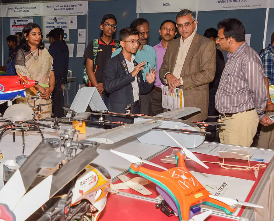 ಪ್ರದರ್ಶನವನ್ನು ಡಾ.ಸರಗೂರ ಎಂ.ಶ್ರೀನಿಧಿ ವೀಕ್ಷಿಸಿದರು. ವಿಶ್ವೇಶ್ವರಯ್ಯ ಕೈಗಾರಿಕಾ ಮತ್ತು ತಾಂತ್ರಿಕ ವಸ್ತು ಸಂಗ್ರಹಾಲಯ ನಿರ್ದೇಶಕ ಕೆ. ಮದನ್ಗೋಪಾಲ್ ಇದ್ದರು