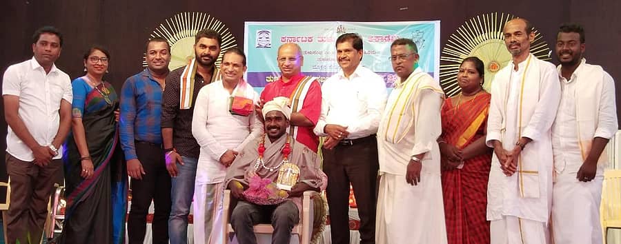 ಉಡುಪಿ ಎಂಜಿಎಂ ಕಾಲೇಜಿನ ಮುದ್ದಣ ಮಂಟಪದಲ್ಲಿ ಶುಕ್ರವಾರ ಆಯೋಜಿಸಿದ್ದ ‘ತುಳು ಐಸಿರಿ–2020’ ಕಾರ್ಯಕ್ರಮದಲ್ಲಿ ಕಂಬಳ ಓಟಗಾರ ಶ್ರೀನಿವಾಸ ಗೌಡ ಅವರನ್ನು ಸನ್ಮಾನಿಸಲಾಯಿತು.ಪ್ರಜಾವಾಣಿ ಚಿತ್ರ