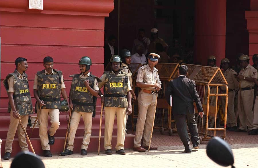 ವಕೀಲರು ಬಂದ ಸಂದರ್ಭದಲ್ಲಿ ಆವರಣದಲ್ಲಿನ ಬಿಗಿ ಪೊಲೀಸ್‌ ಬಂದೋಬಸ್ತ್‌