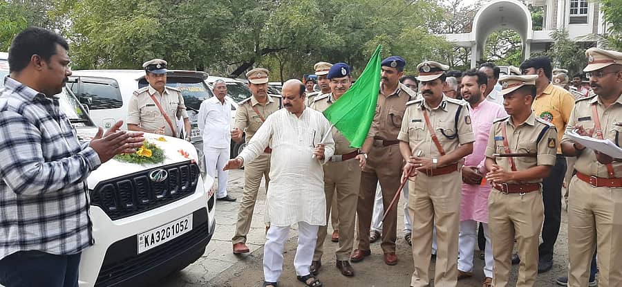 ಕಲಬುರ್ಗಿಯ ಪೊಲೀಸ್ ಇಲಾಖೆಗೆ ನೀಡಿರುವ ಹೊಸ ವಾಹನಗಳಿಗೆ ಗೃಹ ಸಚಿವ ಬಸವರಾಜ ಬೊಮ್ಮಾಯಿ ಶುಕ್ರವಾರ ಪೊಲೀಸ್ ಭವನದಲ್ಲಿ ಚಾಲನೆ ನೀಡಿದರು. ಶಾಸಕ ನರಸಿಂಹ ನಾಯಕ (ರಾಜೂಗೌಡ), ಎಡಿಜಿಪಿ ಅಮರಕುಮಾರ ಪಾಂಡೆ, ಐಜಿಪಿ ಮನೀಷ್ ಖರ್ಬೀಕರ್, ಕಮಿಷನರ್‌ ಎಂ.ಎನ್‌. ನಾಗರಾಜ, ಎಸ್ಪಿ ಯಡಾ ಮಾರ್ಟಿನ್, ಡಿಸಿಪಿ ಕಿಶೋರಬಾಬು, ಎಎಸ್ಪಿ ಪ್ರಸನ್ನ ದೇಸಾಯಿ ಇದ್ದರು