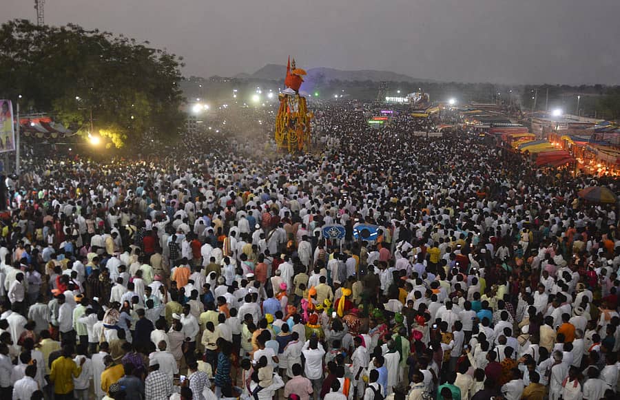 ಯಾದಗಿರಿ ತಾಲ್ಲೂಕಿನ ಅಬ್ಬೆತುಮಕೂರಿನ ಸಿದ್ದಿ ಪುರುಷ ವಿಶ್ವಾರಾಧ್ಯರ ಜಾತ್ರಾ ಮಹೋತ್ಸವದ ಅಂಗವಾಗಿ ಲಕ್ಷಾಂತರ ಭಕ್ತರ ಮಧ್ಯೆ ರಥೋತ್ಸವ ಜರುಗಿತುಪ್ರಜಾವಾಣಿ ಚಿತ್ರ: ರಾಜಕುಮಾರ ನಳ್ಳಿಕರ