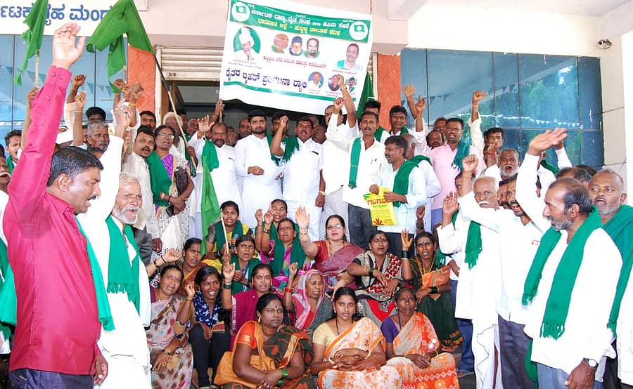 ಹುಬ್ಬಳ್ಳಿಯಲ್ಲಿ ಶುಕ್ರವಾರ ಕರ್ನಾಟಕ ರಾಜ್ಯ ರೈತ ಸಂಘ ಹಾಗೂ ಹಸಿರು ಸೇನೆ ಕಾರ್ಯಕರ್ತರು ಪ್ರತಿಭಟನೆ ನಡೆಸಿದರು