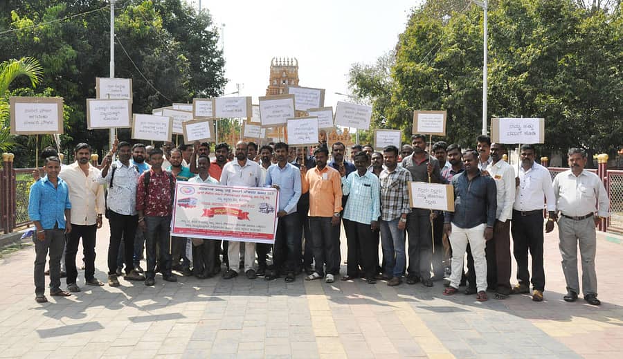 ಚಾಮರಾಜನಗರದಲ್ಲಿ ಕಾಲ್ನಡಿಗೆ ಜಾಥಾದಲ್ಲಿ ಪಾಲ್ಗೊಂಡಿದ್ದ ಕೆಎಸ್ಆರ್ಟಿಸಿ ನೌಕರರು