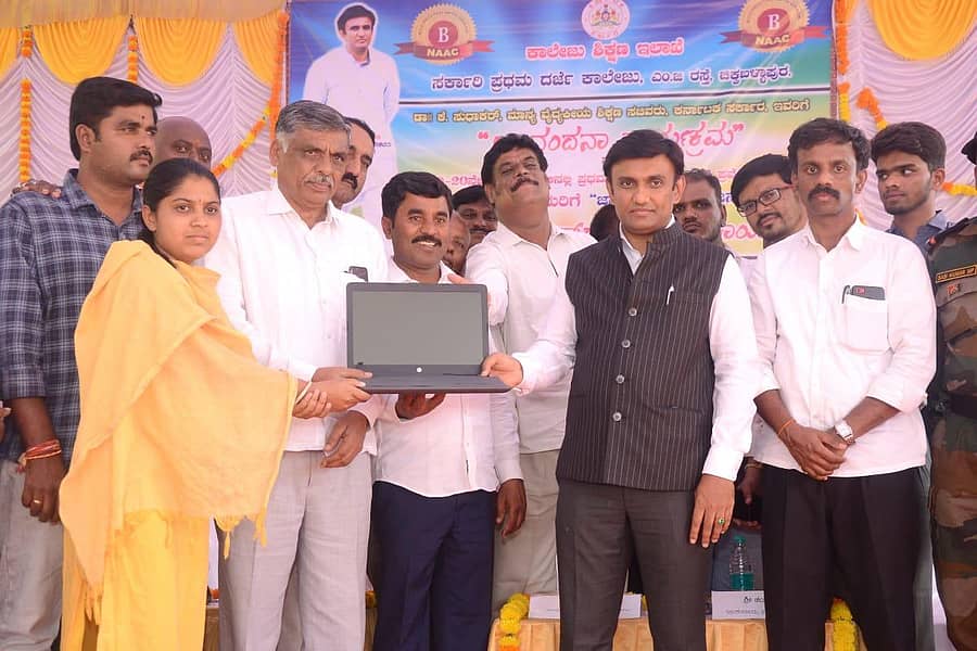 ವೈದ್ಯಕೀಯ ಶಿಕ್ಷಣ ಸಚಿವ ಡಾ.ಕೆ.ಸುಧಾಕರ್ ಅವರು ಸರ್ಕಾರಿ ಪ್ರಥಮ ದರ್ಜೆ ಕಾಲೇಜಿನಲ್ಲಿ ವಿದ್ಯಾರ್ಥಿಗಳಿಗೆ ಲ್ಯಾಪ್ಟಾಪ್ ವಿತರಿಸಿದರು.