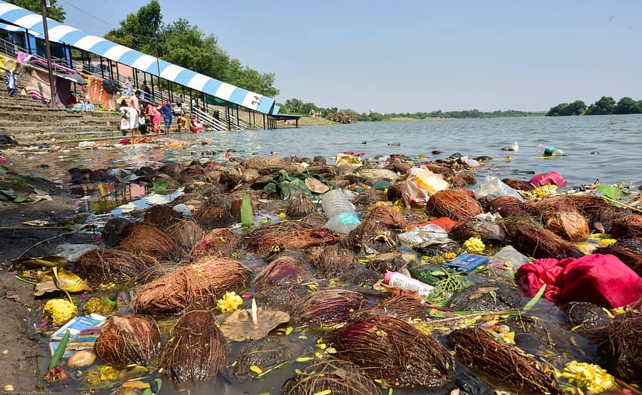 ಕಲಬುರ್ಗಿ ಜಿಲ್ಲೆಯ ದೇವಲ ಗಾಣಗಾಪುರದ ನದಿಯ ಸಂಗಮದಲ್ಲಿ ಭಕ್ತರು ಪೂಜೆ ಸಾಮಗ್ರಿಗಳನ್ನು ಎಸೆದಿದ್ದರಿಂದ ನದಿ ಕಲಷಿತಗೊಂಡಿದೆ –ಪ್ರಜಾವಾಣಿ ಚಿತ್ರ: ಎಚ್. ಜಿ. ಪ್ರಶಾಂತ್