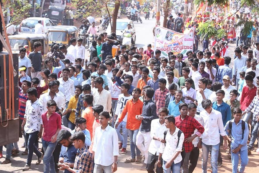 ಬೀದರ್ ಜಿಲ್ಲಾ 18ನೆಯ ಕನ್ನಡ ಸಾಹಿತ್ಯ ಸಮ್ಮೇಳನ ಪ್ರಯುಕ್ತ ಬೀದರ್ನಲ್ಲಿ ಶನಿವಾರ ನಡೆದ ತಾಯಿ ಭುವನೇಶ್ವರಿ ಹಾಗೂ ಸಮ್ಮೇಳನಾಧ್ಯಕ್ಷ ಸೋಮನಾಥ ಯಾಳವಾರ ಅವರ ಮೆರವಣಿಗೆಯಲ್ಲಿ ಪಾಲ್ಗೊಂಡಿದ್ದ ವಿದ್ಯಾರ್ಥಿಗಳು