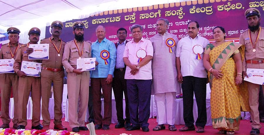 ಅಪಘಾತ ರಹಿತ ಬಸ್‌ ಚಾಲನೆ ಮಾಡಿದ ವಾಯವ್ಯ ಕರ್ನಾಟಕ ರಸ್ತೆ ಸಾರಿಗೆ ಸಂಸ್ಥೆಯ ಚಾಲಕರಿಗೆ ಸಂಸ್ಥೆ ಅಧ್ಯಕ್ಷ ವಿ.ಎಸ್‌.ಪಾಟೀಲ ಬೆಳ್ಳಿ ಪದಕ ವಿತರಣೆ ಮಾಡಿದರು. ಸಂಸ್ಥೆಯ ವ್ಯವಸ್ಥಾಪಕ ನಿರ್ದೇಶಕ ಪಿ.ರಾಜೇಂದ್ರ ಚೋಳನ್‌, ಸಚಿವ ಜಗದೀಶ ಶೆಟ್ಟರ್‌, ವಿಧಾನ ಪರಿಷತ್‌ ಸದಸ್ಯ ಬಸವರಾಜ ಹೊರಟ್ಟಿ, ಮುಖ್ಯಮಂತ್ರಿಗಳ ಕಾನೂನು ಸಲಹೆಗಾರ ಮೋಹನ ಲಿಂಬಿಕಾಯಿ, ಧಾರವಾಡ ಜಿ.ಪಂ.ಅಧ್ಯಕ್ಷೆ ವಿಜಯಲಕ್ಷ್ಮಿ ಇದ್ದಾರೆ –ಪ್ರಜಾವಾಣಿ ಚಿತ್ರ