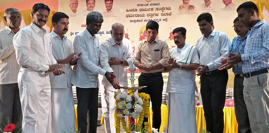 ಶಿರಸಿಯಲ್ಲಿ ಭಾನುವಾರ ಆಯೋಜಿಸಿದ್ದ ಸಪ್ತಪದಿ ಕುರಿತ ವಿಚಾರ ಸಂಕಿರಣವನ್ನು ಸಚಿವ ಶಿವರಾಮ ಹೆಬ್ಬಾರ್ ಉದ್ಘಾಟಿಸಿದರು. ಸಚಿವ ಕೋಟ ಶ್ರೀನಿವಾಸ ಪೂಜಾರಿ ಇದ್ದಾರೆ