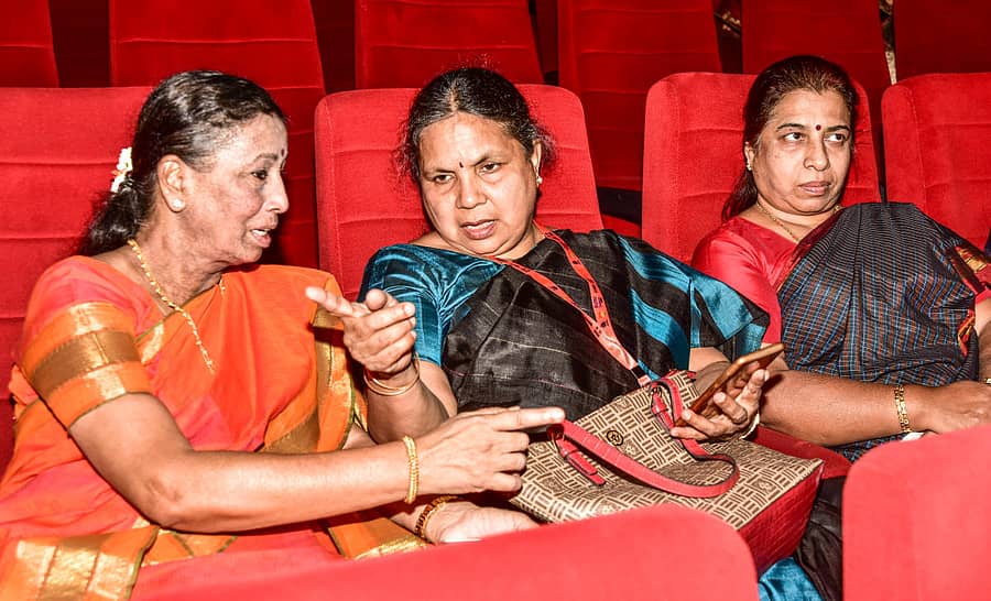 ಕಾರ್ಯಕ್ರಮದಲ್ಲಿ ಹಿತೈಷಿಣಿ ಮಹಿಳಾ ಅಧ್ಯಯನ ಕೇಂದ್ರದ ಸಂಚಾಲಕಿಯರಾದ ಆರ್‌. ಪೂರ್ಣಿಮಾ (ಎಡಬದಿ) ಹಾಗೂ ಎನ್‌. ಗಾಯತ್ರಿ ಸಮಾಲೋಚನೆ ನಡೆಸಿದರು. ಲೇಖಕಿ ಡಾ.ವಸುಂಧರಾ ಭೂಪತಿ ಇದ್ದರು - ಪ್ರಜಾವಾಣಿ ಚಿತ್ರ