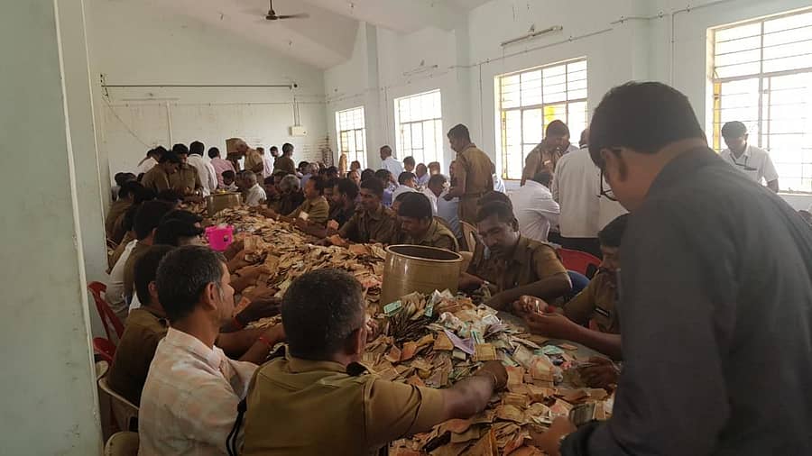 ಗೋಲಕ ಹಣ ಎಣಿಕೆ ಕಾರ್ಯದಲ್ಲಿ ನಿರತರಾಗಿದ್ದ ಸಿಬ್ಬಂದಿ