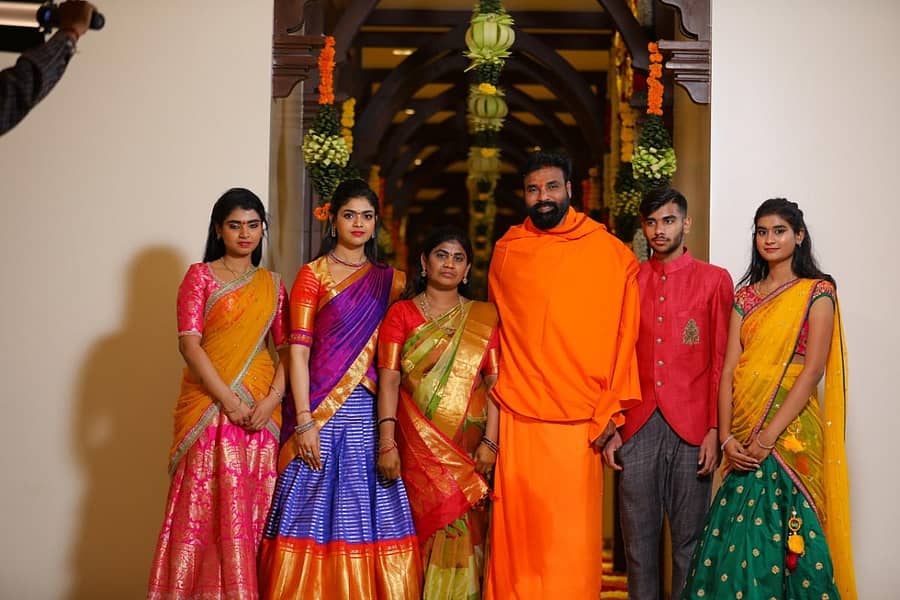 ಪತ್ನಿ, ಮೂವರು ಪುತ್ರಿಯರು ಹಾಗೂ ಪುತ್ರನೊಂದಿಗೆ ಸಚಿವ ಬಿ.ಶ್ರೀರಾಮುಲು