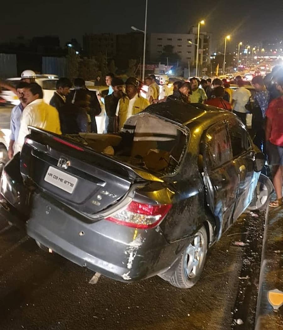 ಸರಣಿ ಅಪಘಾತದಲ್ಲಿ ಜಖಂಗೊಂಡ ಕಾರು