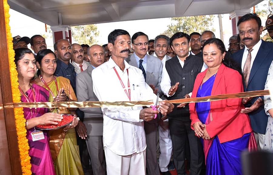 ಜಿಲ್ಲಾ ನ್ಯಾಯಾಲಯದ ನೂತನ ಸಂಕೀರ್ಣವನ್ನು ಹಿರಿಯ ಅಟೆಂಡರ್ ಜಯರಾಜ ತ್ರಿಮೋತಿ ಅವರು ರಿಬ್ಬನ್ ಕತ್ತರಿಸುವ ಮೂಲಕ ಉದ್ಘಾಟಿಸಿದರು.