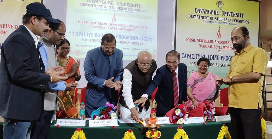 ದಾವಣಗೆರೆ ವಿಶ್ವವಿದ್ಯಾಲಯ ಅರ್ಥಶಾಸ್ತ್ರ ವಿಭಾಗದಿಂದ ಏರ್ಪಡಿಸಿದ್ದ ಸಾಮರ್ಥ್ಯ ನಿರ್ಮಾಣ ಕಾರ್ಯಕ್ರಮವನ್ನು ಸಂಸದ ಜಿ.ಎಂ. ಸಿದ್ದೇಶ್ವರ ಉದ್ಘಾಟಿಸಿದರು. ಡಾ. ಹುಚ್ಚೇಗೌಡ, ವಿಜಯಲಕ್ಷ್ಮಿ ಹಿರೇಮಠ, ಪ್ರೊ.ಕೆ.ಬಿ.ರಂಗಪ್ಪ, ಪ್ರೊ. ಬಸವರಾಜ ಬಣಕಾರ, ಪ್ರೊ. ಎಚ್.ಎಸ್. ಅನಿತಾ, ಕೊಂಡಜ್ಜಿ ಜಯಪ್ರಕಾಶ್ ಇದ್ದಾರೆ.
