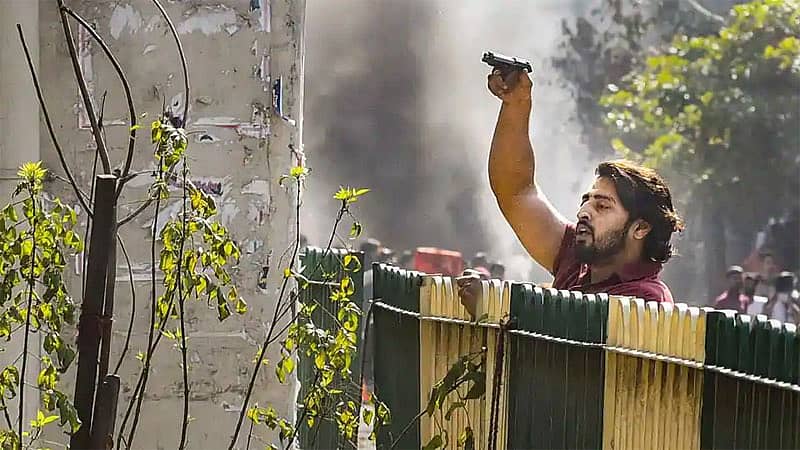 ಈಶಾನ್ಯ ದೆಹಲಿಯಲ್ಲಿ ನಡೆದ ಪ್ರತಿಭಟನೆ ವೇಳೆ ಬಂದೂಕು ಪ್ರದರ್ಶಿಸುತ್ತಿರುವ ಶಾರೂಕ್