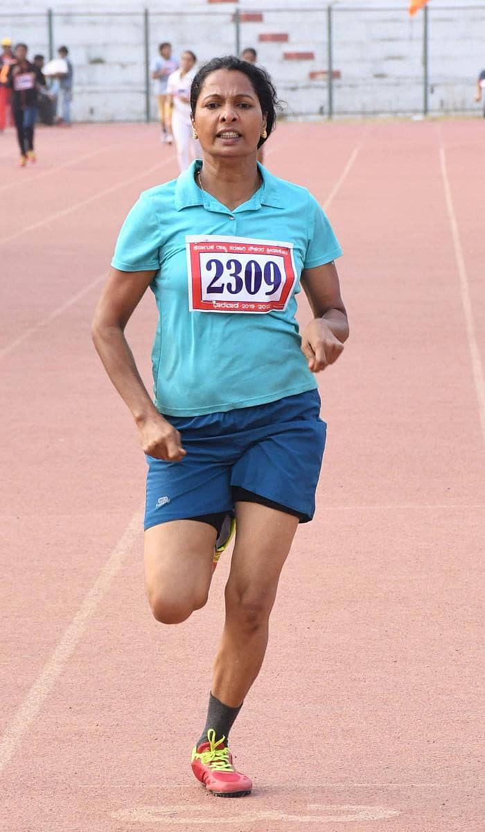 ಧಾರವಾಡದಲ್ಲಿ ನಡೆದ ರಾಜ್ಯಮಟ್ಟದ ಸರ್ಕಾರಿ ನೌಕರರ ಕ್ರೀಡಾಕೂಟದಲ್ಲಿ ಭಾನುವಾರ 400 ಮೀಟರ್ ಓಟದಲ್ಲಿ ಚಿನ್ನ ಗೆದ್ದ ಕೆ. ಸೌಮ್ಯಾ –ಪ್ರಜಾವಾಣಿ ಚಿತ್ರ/ಬಿ.ಎಂ. ಕೇದಾರನಾಥ