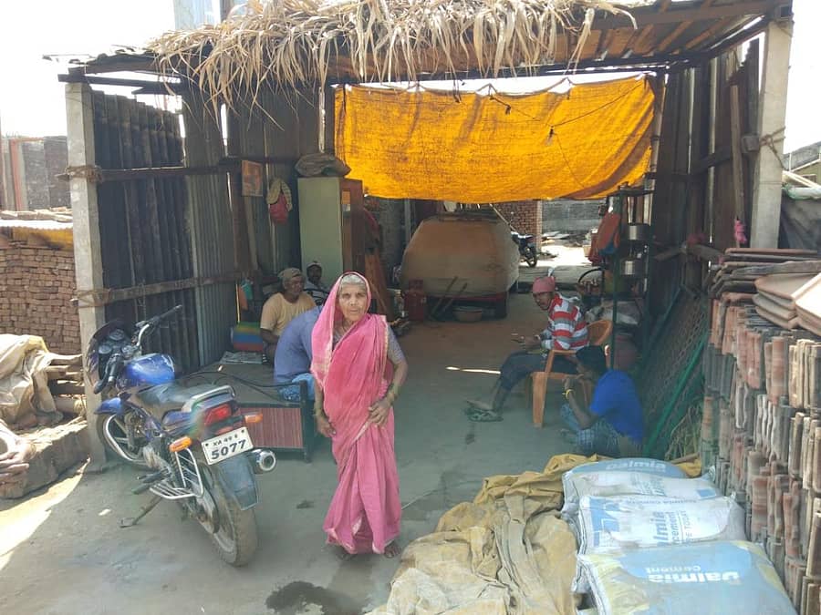 ಚಿಕ್ಕೋಡಿ ತಾಲ್ಲೂಕಿನ ಮಾಂಜರಿಯ ಬಹುತೇಕ ಜನರಿಗೆ ತಗಡಿನ ಶೆಡ್ಗಳೇ ಆಸರೆಯಾಗಿವೆ