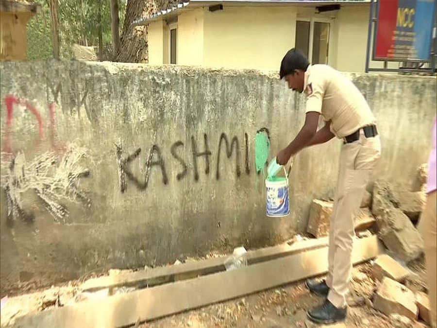 ‘ಫ್ರೀ ಕಾಶ್ಮೀರ್’ ಬರಹಕ್ಕೆ ಬಣ್ಣ ಬಳಿದ ಕಾನ್ಸ್ಟೆಬಲ್