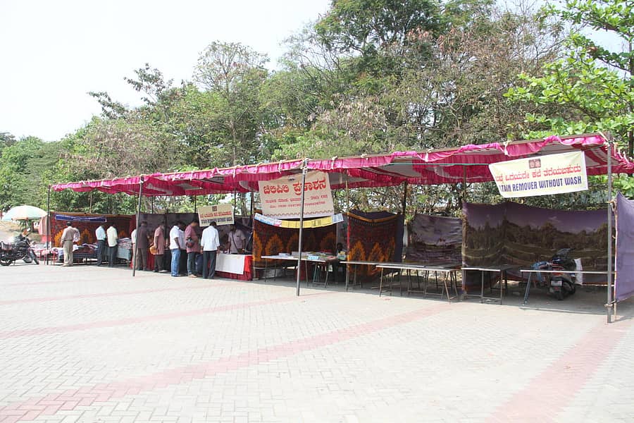 ಸಮ್ಮೇಳನದ ಆವರಣದಲ್ಲಿನ ಬೆರಳೆಣಿಕೆಯ ಮಳಿಗೆಗಳು.