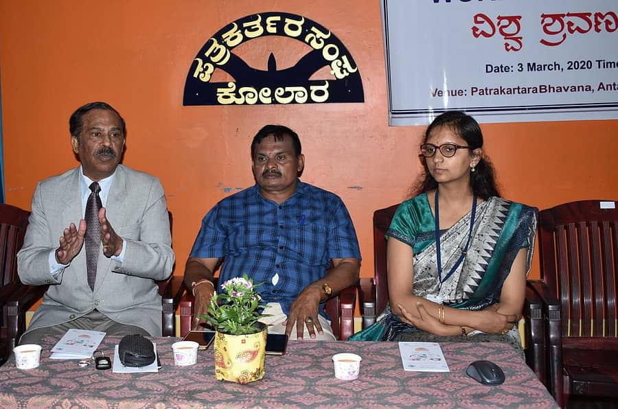 ದೇವರಾಜ ಅರಸು ಉನ್ನತ ಅಧ್ಯಯನ ಹಾಗೂ ಸಂಶೋಧನಾ ಸಂಸ್ಥೆಯು ಕೋಲಾರದಲ್ಲಿ ಮಂಗಳವಾರ ಹಮ್ಮಿಕೊಂಡಿದ್ದ ವಾಕ್ ಶ್ರವಣ ದಿನಾಚರಣೆಯಲ್ಲಿ ವಾಕ್ ಶ್ರವಣ ತಜ್ಞ ಡಾ.ಜಯರಾಮ್ ಮಾತನಾಡಿದರು.