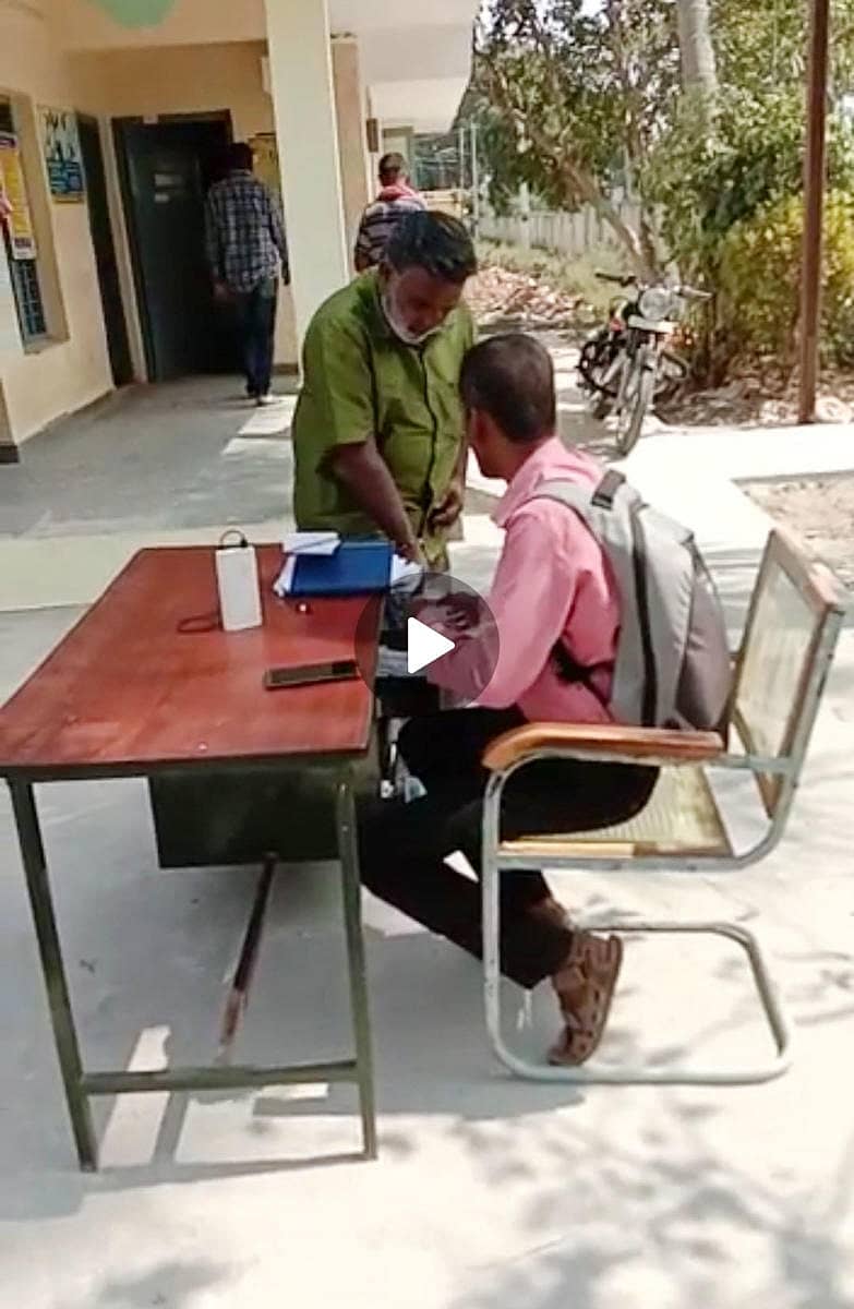 ರೈತರೊಬ್ಬರು ಅಧಿಕಾರಿಗೆ ಹಣ ನೀಡುತ್ತಿರುವ ಚಿತ್ರ