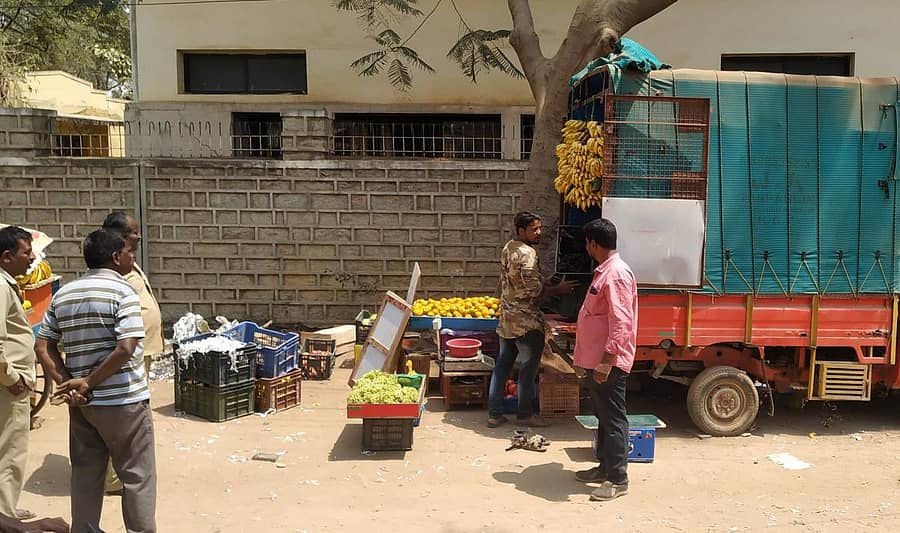 ಕೋಲಾರದ ಕೆಇಬಿ ಜೋಡಿ ರಸ್ತೆಯ ಪಾದಚಾರಿ ಮಾರ್ಗದಲ್ಲಿನ ಅಂಗಡಿಗಳನ್ನು ನಗರಸಭೆ ಅಧಿಕಾರಿಗಳು ಮಂಗಳವಾರ ತೆರವುಗೊಳಿಸಿದರು.