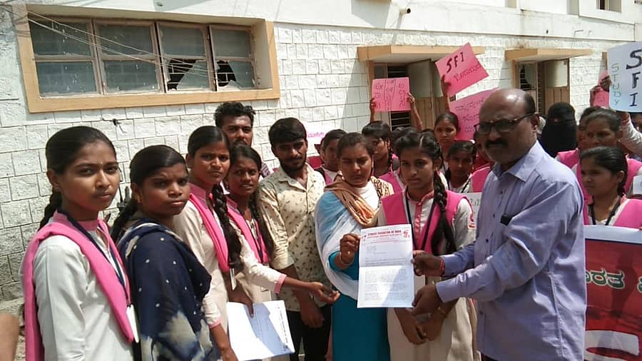 ರಾಯಚೂರಿನಲ್ಲಿ ಸ್ಟೂಡೆಂಟ್ ಫೆಡರೇಶನ್ ಆಫ್ ಇಂಡಿಯಾ (ಎಸ್ಎಫ್ಐ) ನೇತೃತ್ವದಲ್ಲಿ ವಿದ್ಯಾರ್ಥಿಗಳು ಮಂಗಳವಾರ ಪ್ರತಿಭಟನೆ ನಡೆಸಿ ಮನವಿ ಸಲ್ಲಿಸಿದರು