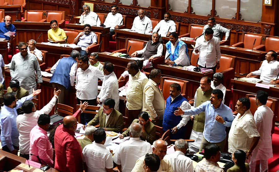 ಸ್ವಾತಂತ್ರ್ಯ ಹೋರಾಟಗಾರ ಎಚ್.ಎಸ್.ದೊರೆಸ್ವಾಮಿ ವಿರುದ್ಧ ಧಿಕ್ಕಾರ ಕೂಗಿದ ಬಿಜೆಪಿ ಸದಸ್ಯರ ವಿರುದ್ಧ ಮಂಗಳವಾರ ವಿಧಾನ ಪರಿಷತ್ನಲ್ಲಿ ವಿರೋಧ ಪಕ್ಷದ ಸದಸ್ಯರು ಧರಣಿ ನಡೆಸಿದರು – ಪ್ರಜಾವಾಣಿ ಚಿತ್ರ