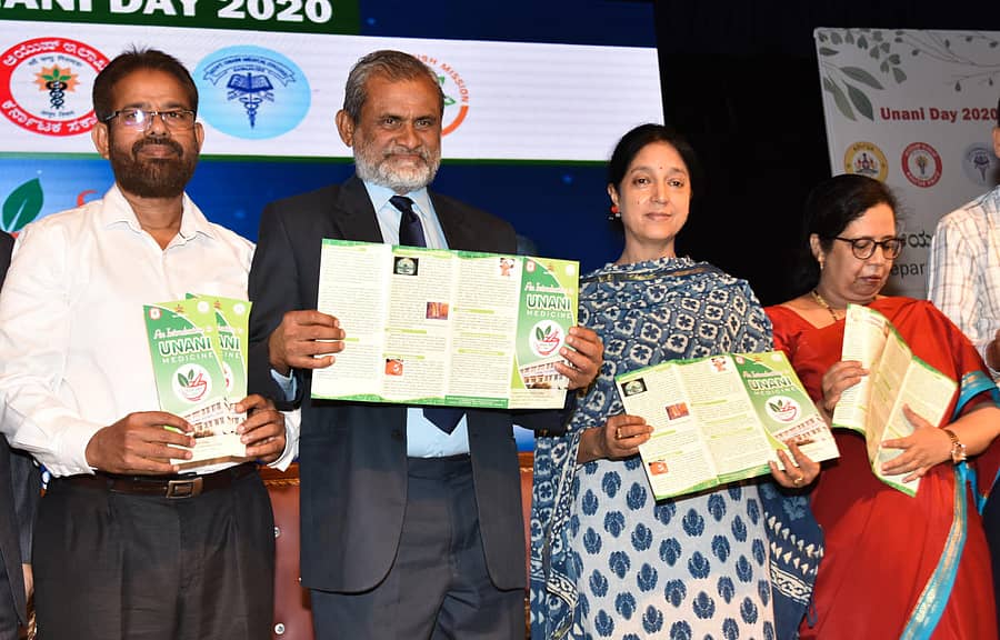 ಕಾರ್ಯಕ್ರಮದಲ್ಲಿ (ಎಡದಿಂದ) ಹೈದರಾಬಾದ್‌ನ ಸಿ.ಸಿ.ಆರ್.ಯು.ಎಂ ಸಂಸ್ಥೆಯ ಹಿರಿಯ ಸಂಶೋಧನಾಧಿಕಾರಿ ಡಾ.ಅಹಮದ್ ಮಿನ್ಹಾಜುದ್ದೀನ್, ಡಾ.ಎಂ.ಎ.ವಹೀದ್, ಮೀನಾಕ್ಷಿ ನೇಗಿ ಮತ್ತು ಆಯುಷ್ ಇಲಾಖೆಯ ಯುನಾನಿ (ಪ್ರಭಾರ) ಉಪನಿರ್ದೇಶಕಿ ಡಾ.ಸೈಯದಾ ಯಾಸ್ಮಿನ್ ಅವರು ಯುನಾನಿ ಕುರಿತಾದ ಕೈಪಿಡಿಯನ್ನು ಬಿಡುಗಡೆ ಮಾಡಿದರು  –ಪ್ರಜಾವಾಣಿ ಚಿತ್ರ