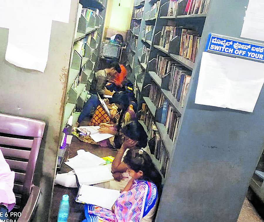 ಚಿತ್ರ 1. ತುಮಕೂರು ನಗರ ಕೇಂದ್ರ ಗ್ರಂಥಾಲಯದಲ್ಲಿ ಸ್ಥಳದ ಅಭಾವದಿಂದಾಗಿ ವಿದ್ಯಾರ್ಥಿಗಳು ನೆಲದ ಮೇಲೆ ಕುಳಿತು ಓದುತ್ತಿದ್ದರು. ಚಿತ್ರ 2. ಗ್ರಂಥಾಲಯ ಆವರಣದಲ್ಲಿನ ಶೌಚಾಲಯಕ್ಕೆ ನೀರಿನ ಸಂಪರ್ಕ ಇಲ್ಲ. ಚಿತ್ರ 3. ಗ್ರಂಥಾಲಯದಲ್ಲಿನ ‘ಪತ್ರಿಕೆಗಳ ವಿಭಾಗ’ದಲ್ಲಿನ ಶೌಚಾಲಯಕ್ಕೆ ಬೀಗ ಜಡಿಯಲಾಗಿದೆ.